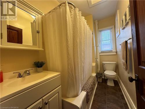 295 9Th Street, Hanover, ON - Indoor Photo Showing Bathroom