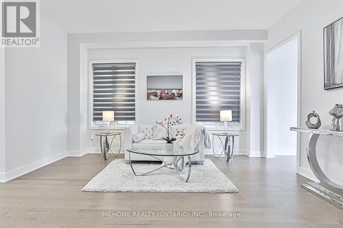 116 Sikura Circle, Aurora, ON - Indoor Photo Showing Living Room