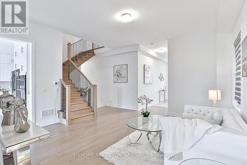 116 Sikura Circle, Aurora, ON - Indoor Photo Showing Living Room