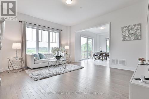 116 Sikura Circle, Aurora, ON - Indoor Photo Showing Living Room