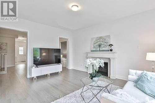 116 Sikura Circle, Aurora, ON - Indoor Photo Showing Living Room With Fireplace