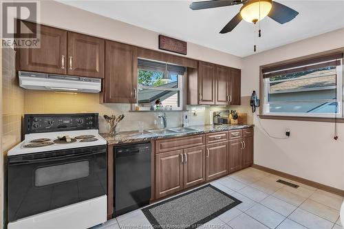 3291 Maisonneuve, Windsor, ON - Indoor Photo Showing Kitchen With Double Sink