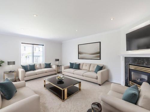 Salle familiale - 41 Rue Vincent-Blouin, Kirkland, QC - Indoor Photo Showing Living Room With Fireplace