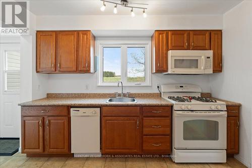 13216 Loyalist Parkway, Prince Edward County, ON - Indoor Photo Showing Kitchen
