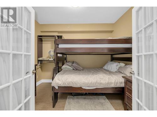 1128 Sunset Drive Drive Unit# 407, Kelowna, BC - Indoor Photo Showing Bedroom
