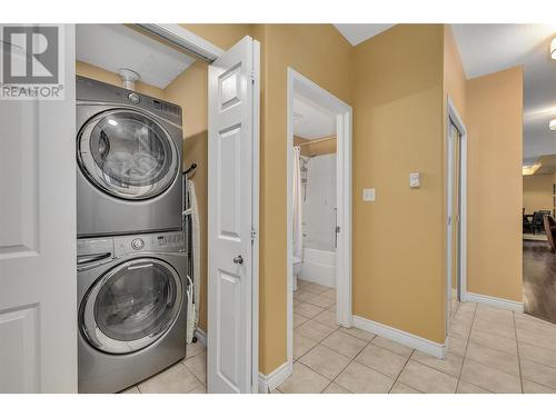 1128 Sunset Drive Drive Unit# 407, Kelowna, BC - Indoor Photo Showing Laundry Room