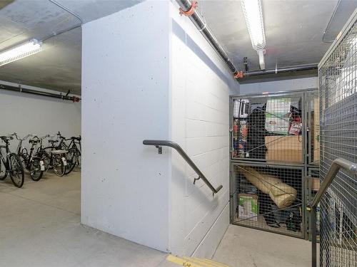 910-1090 Johnson St, Victoria, BC - Indoor Photo Showing Garage
