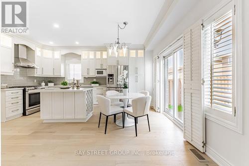 26 Bentoak Crescent, Vaughan, ON - Indoor Photo Showing Kitchen With Upgraded Kitchen