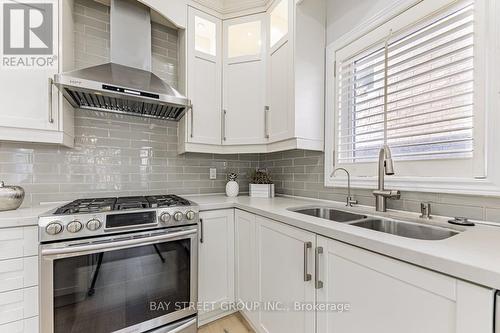 26 Bentoak Crescent, Vaughan, ON - Indoor Photo Showing Kitchen With Double Sink With Upgraded Kitchen