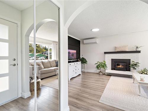 4260 Clubhouse Dr, Nanaimo, BC - Indoor Photo Showing Living Room With Fireplace