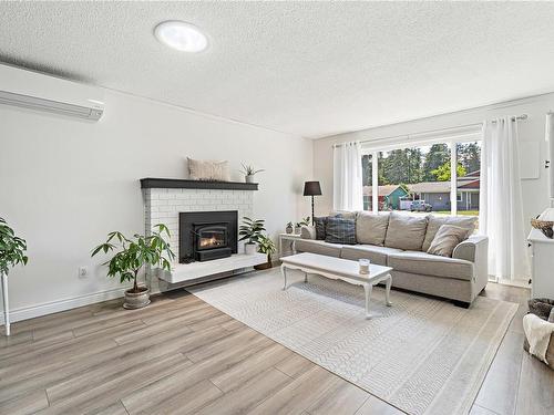 4260 Clubhouse Dr, Nanaimo, BC - Indoor Photo Showing Living Room With Fireplace