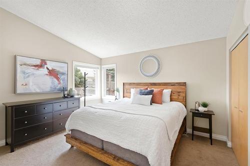 22 Meadowbank Road, Winnipeg, MB - Indoor Photo Showing Bedroom