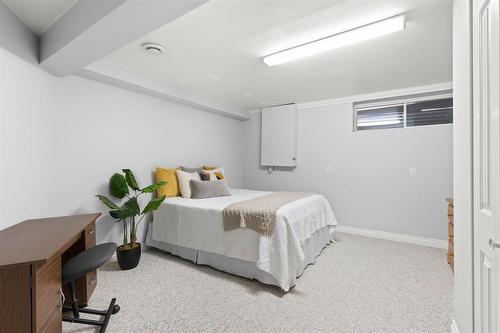 22 Meadowbank Road, Winnipeg, MB - Indoor Photo Showing Bedroom