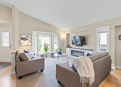 22 Meadowbank Road, Winnipeg, MB - Indoor Photo Showing Living Room