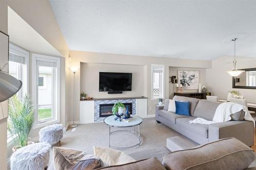 22 Meadowbank Road, Winnipeg, MB - Indoor Photo Showing Living Room With Fireplace