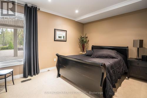 1292 Contour Drive, Mississauga, ON - Indoor Photo Showing Bedroom