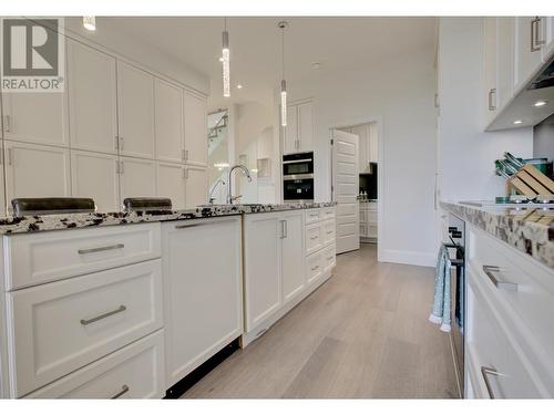 2460 Palmerston Avenue, West Vancouver, BC - Indoor Photo Showing Kitchen With Upgraded Kitchen