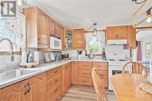 5621 Lanark County Rd 43 West Highway, Perth, ON - Indoor Photo Showing Kitchen
