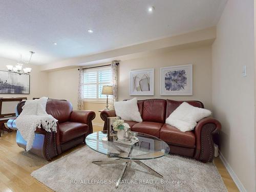 5659 Volpe Ave, Mississauga, ON - Indoor Photo Showing Living Room