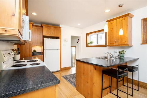 444 Oxford Street, Winnipeg, MB - Indoor Photo Showing Kitchen With Double Sink