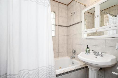 444 Oxford Street, Winnipeg, MB - Indoor Photo Showing Bathroom