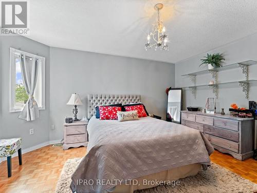 18 Isa Court, Vaughan (Elder Mills), ON - Indoor Photo Showing Bedroom