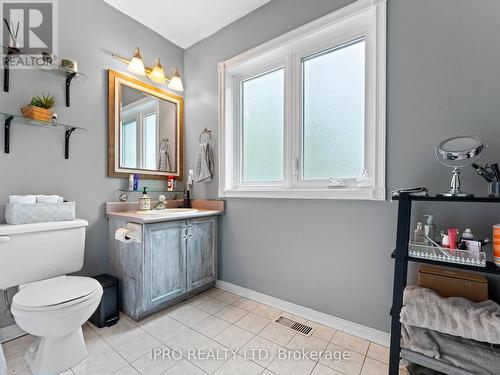 18 Isa Court, Vaughan (Elder Mills), ON - Indoor Photo Showing Bathroom