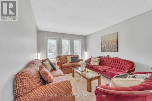 85 Cityview Circle, Barrie (Holly), ON - Indoor Photo Showing Living Room