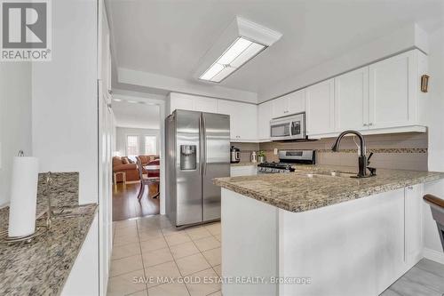 85 Cityview Circle, Barrie, ON - Indoor Photo Showing Kitchen With Upgraded Kitchen