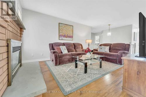 85 Cityview Circle, Barrie (Holly), ON - Indoor Photo Showing Living Room