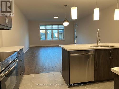 3920 Mitchell Crescent, Fort Erie, ON - Indoor Photo Showing Kitchen With Double Sink With Upgraded Kitchen