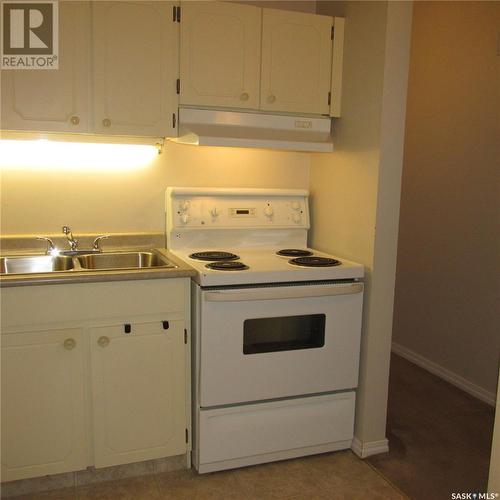 156 Gore Place, Regina, SK - Indoor Photo Showing Kitchen With Double Sink