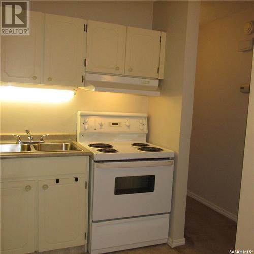 156 Gore Place, Regina, SK - Indoor Photo Showing Kitchen With Double Sink