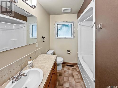 87 Macdonald Crescent, Swift Current, SK - Indoor Photo Showing Bathroom