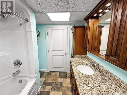 87 Macdonald Crescent, Swift Current, SK - Indoor Photo Showing Bathroom