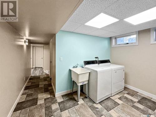 87 Macdonald Crescent, Swift Current, SK - Indoor Photo Showing Laundry Room