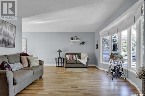 30 Dewar Bay, Regina, SK - Indoor Photo Showing Living Room