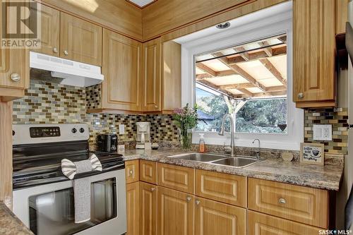 30 Dewar Bay, Regina, SK - Indoor Photo Showing Kitchen With Double Sink