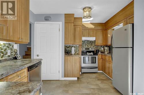 30 Dewar Bay, Regina, SK - Indoor Photo Showing Kitchen