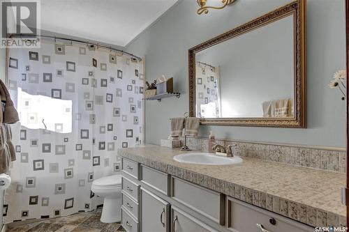 30 Dewar Bay, Regina, SK - Indoor Photo Showing Bathroom