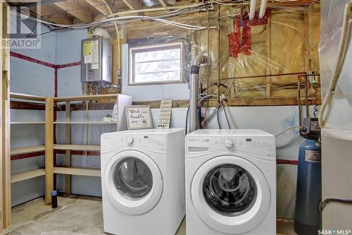 30 Dewar Bay, Regina, SK - Indoor Photo Showing Laundry Room