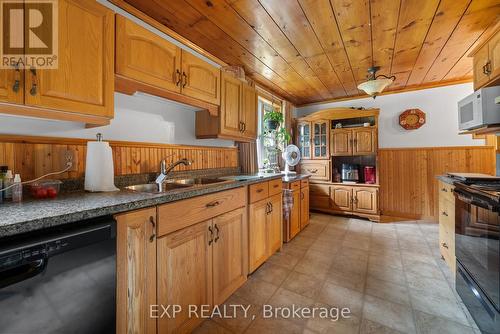 523 Townsend Road, Belleville, ON - Indoor Photo Showing Kitchen With Double Sink