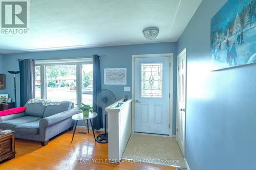 415 Chippendale Crescent, London, ON - Indoor Photo Showing Living Room