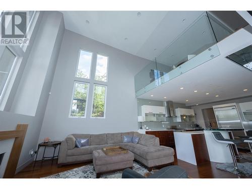 1067 Westpoint Drive, Kelowna, BC - Indoor Photo Showing Living Room