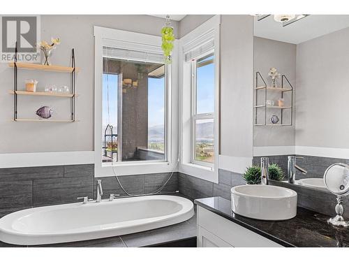 2496 Loseth Road, Kelowna, BC - Indoor Photo Showing Bathroom