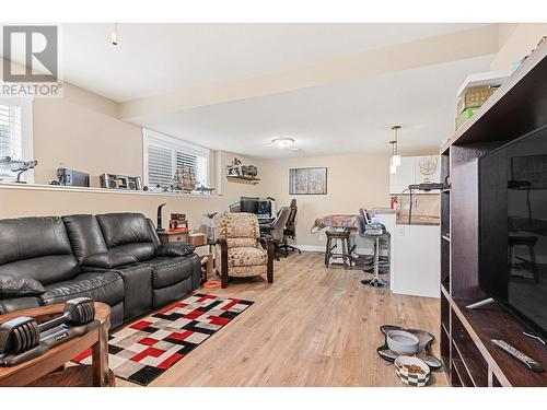 2496 Loseth Road, Kelowna, BC - Indoor Photo Showing Living Room