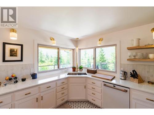 4625 Crescent View  Drive, Nelson, BC - Indoor Photo Showing Kitchen