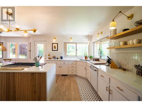 4625 Crescent View  Drive, Nelson, BC - Indoor Photo Showing Kitchen