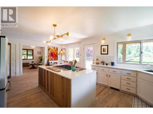 4625 Crescent View  Drive, Nelson, BC - Indoor Photo Showing Kitchen