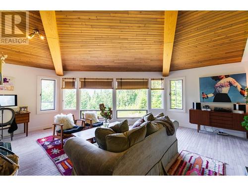 4625 Crescent View  Drive, Nelson, BC - Indoor Photo Showing Living Room